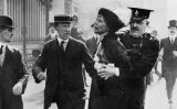 Emmeline Pankhurst, líder del moviment sufragista femení a Anglaterra, és arrestada el 1914 als afores del Palau de Buckingham després d'intentar presentar una petició de llei davant el rei Jordi V